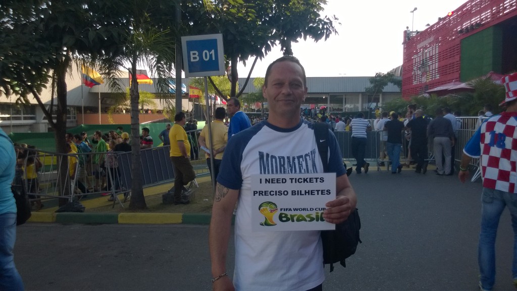 Verrückt oder gutes Timing? Dieser Herr sucht eine halbe Stunde vor Anpiff noch nach Tickets. (Bild: T. Zwior)