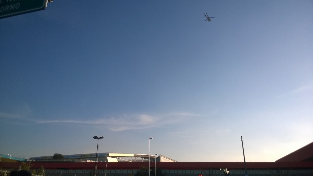 Fest im Blick: Kreisender Hubschrauber über der Corinthians Arena. (Bild: T. Zwior)