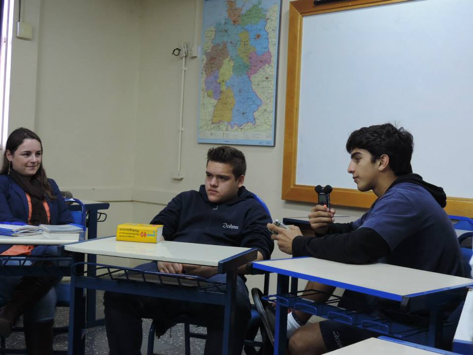 Lehrerin Paula Paetzhold mit Nicolas und Eduardo. Das Deutsch-Wörterbuch bleibt während der gesamten Schulstunde unangetastet. (Bild: privat)