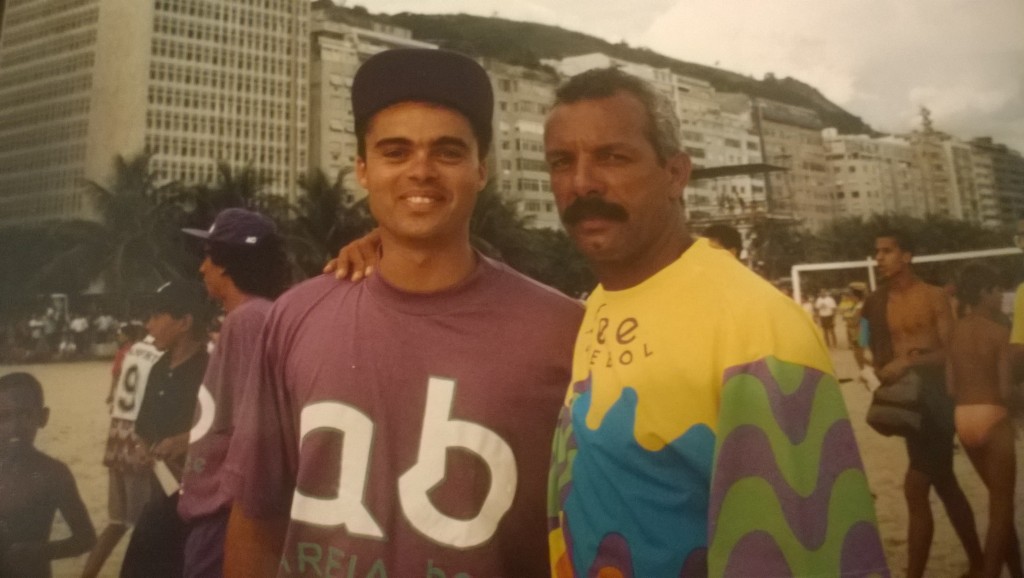 Eduardo mit seinem Flamengo-Idol Júnior am Strand (Bild: T. Zwior)