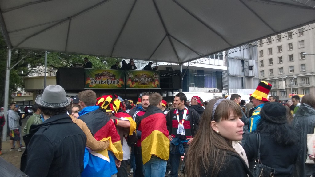 Verkehrte Welt: Oktoberfeststimmung in Brasilien (Bild: T. Zwior)