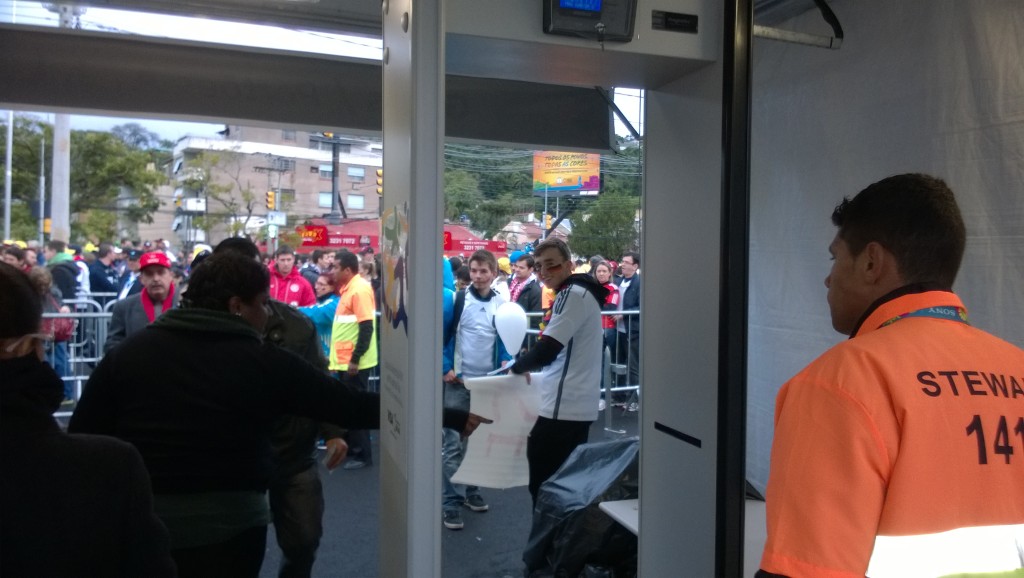 Deutscher Fan muss vor dem Stadion in Porto Alegre seine selbstgemalte Flagge (»Miro Klose - 16 Tore«) abgeben (Bild: T. Zwior)