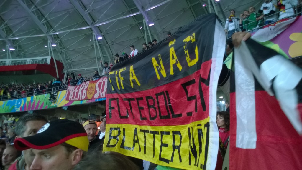 Gegen die Fifa und Blatter, für den Fußball: Deutsche Fans im Stadion (Bild: T. Zwior)