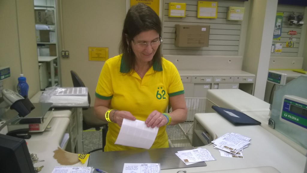 Postbeamtin Ana beklebt die ecke:sócrates-Postkarten und ist fest von einem Sieg Brasiliens überzeugt (Bild: T. Zwior)