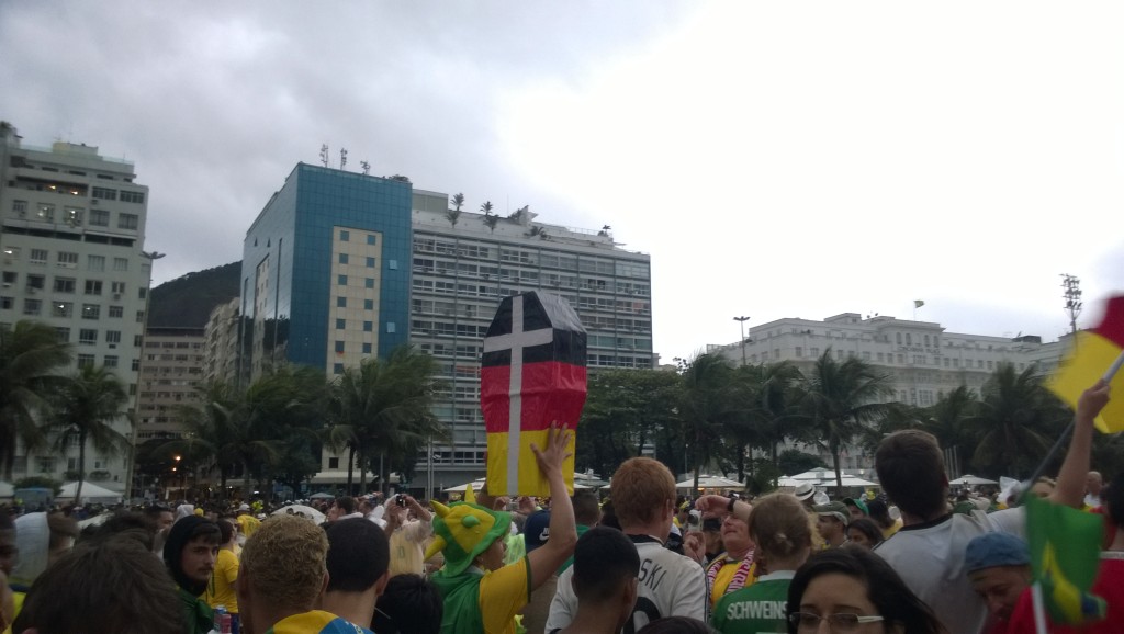 Ein brasilianischer Fan möchte die deutsche Mannschaft zu Grabe tragen (Bild: T. Zwior)