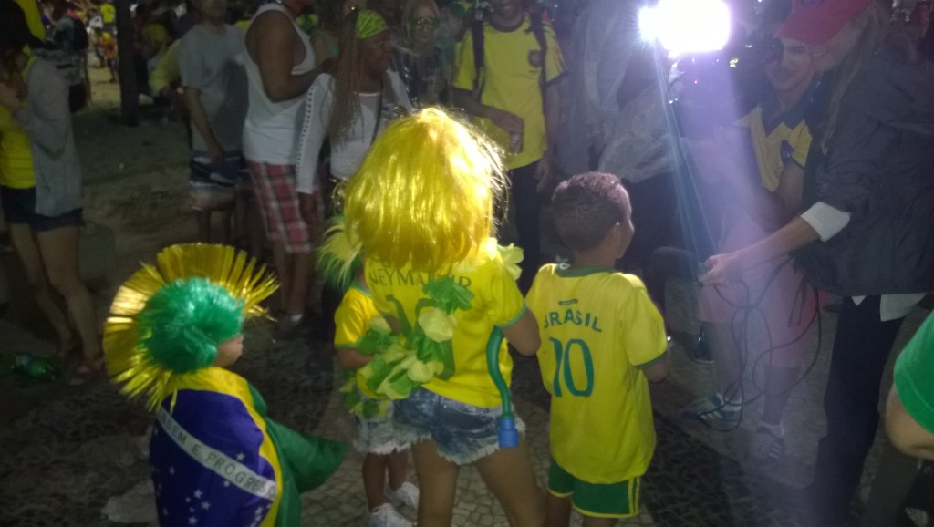 Brasilianische Kinder werden vom Fernsehen interviewt. Vielleicht werden sie noch eine weitere WM in Brasilien erleben. (Bild: T. Zwior)