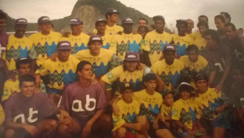 Gruppenbild von Eduardos Team Colorado mit einigen Nationalspielern 1993. Mit dabei auch der junge (und etwas schlankere Ronaldo) und Leonardo. Im Hintergrund der markante Berg Morro do Leme. (Bild: T. Zwior)